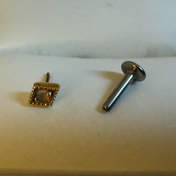 Labret earring J&Co - brand new - moonstone, gold plated and surgical steel - Picture 5 of 5